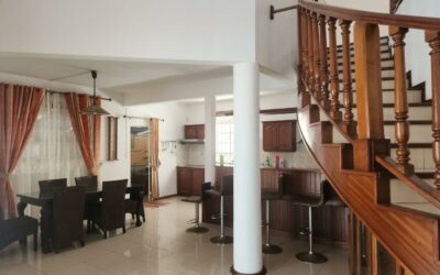 Maison à pied de la plage avec grands espaces, belle hauteur sous plafond et beau potentiel (Accessible aux Mauriciens uniquement)